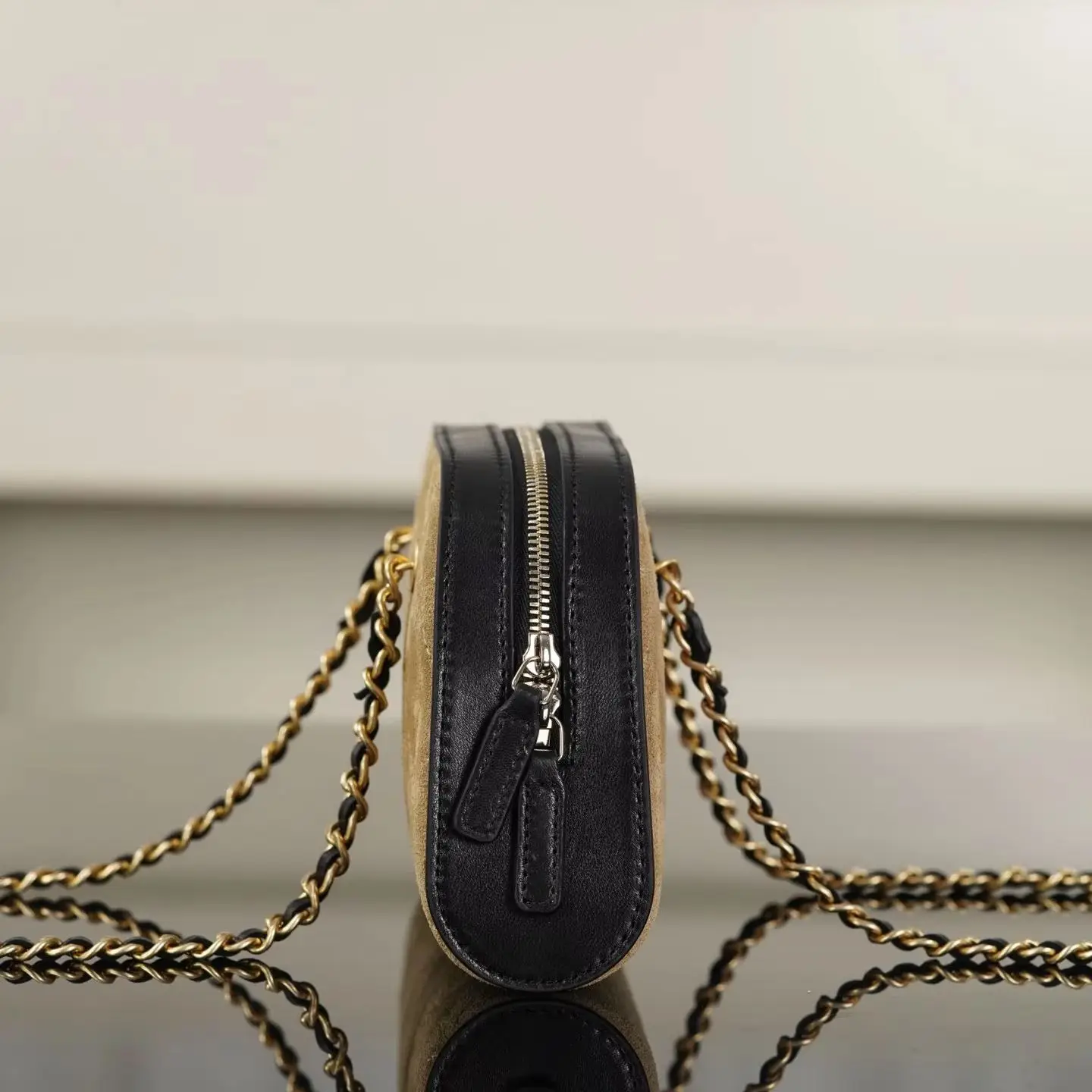 Bolso de Hombro Tipo Domo Acolchado con Diseño de Diamantes en Gamuza Color Camel, Ribete de Cuero Negro, Correa de Cadena Dorada Tejida en Cuero, Cierre de Cremallera, Mini Bolso Bandolera para Mujer