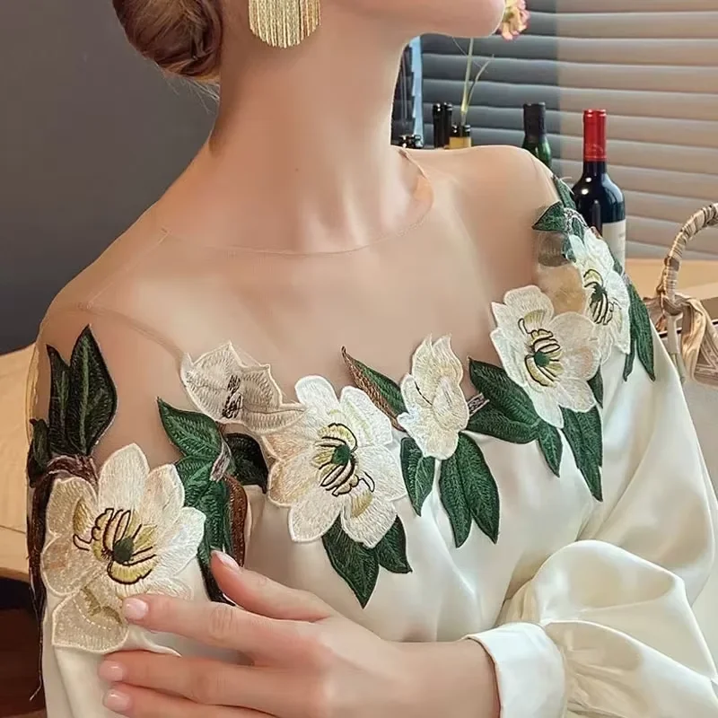 Camicia con maniche a lanterna da donna con giunture a rete con fiori ricamati alla moda Camicia con cappuccio da donna monocromatica elegante primavera e autunno Novità