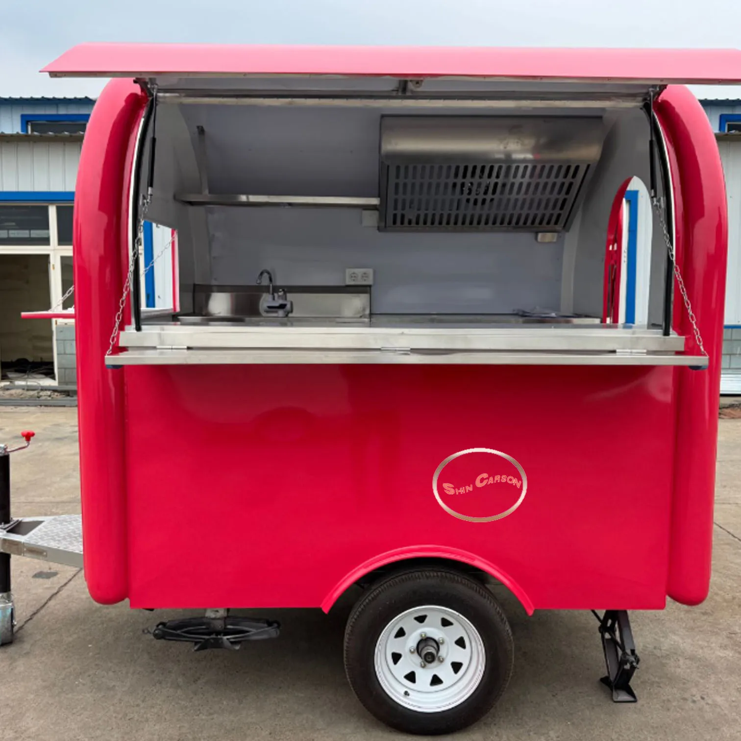 

Outdoor Food Trailer Red-Toned Body Simple Elegant Appearance Vibrant Atmosphere Lively Food Sales