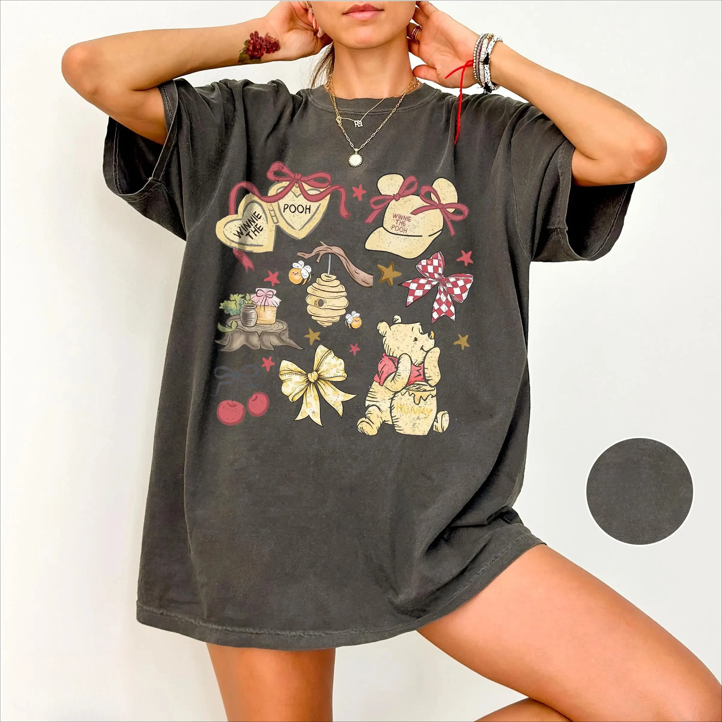 Colori comfort Coquette Winnie The Pooh Camicia Retro Pooh Bear & Friends Tee Disney Family Trip 2025 T-shirt