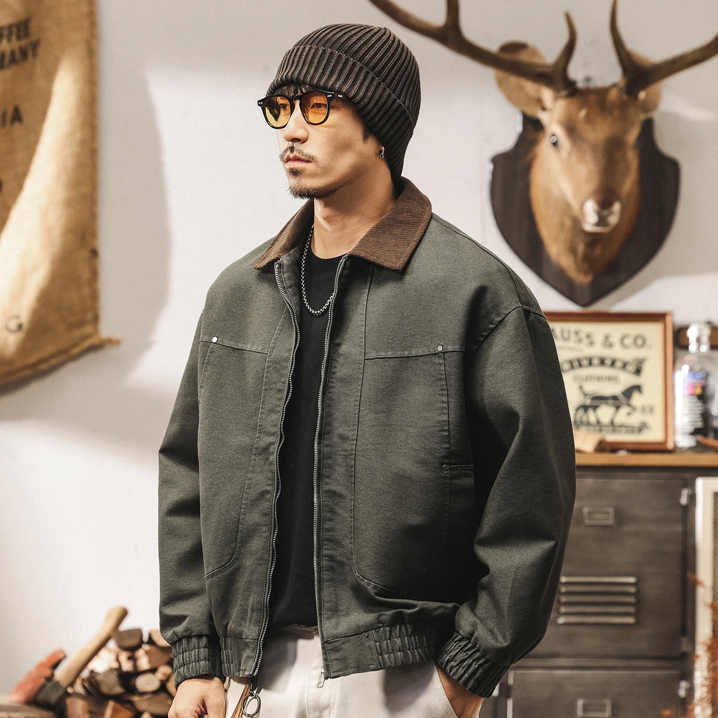 

A retro and trendy men's jacket, a new loose workwear jacket for spring and autumn