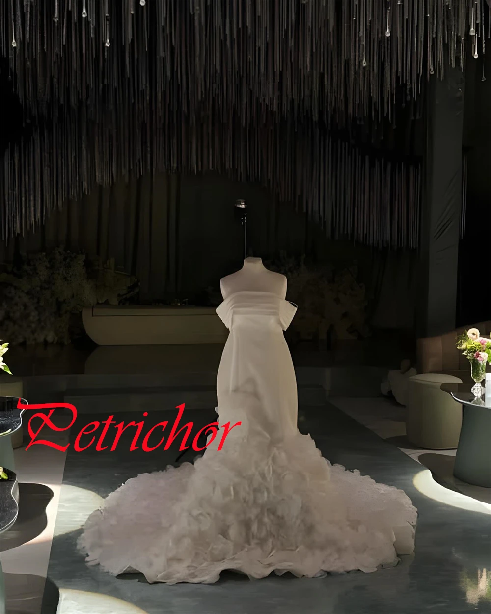 Op maat gemaakte elegante witte satijnen trouwjurk Prachtige strapless off-shoulder korte mouwen kapel trein bruidsjurken