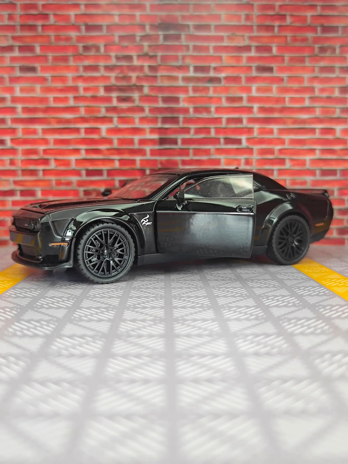

1:32 simulation Dodge Hellcat alloy car model, doors and engine hood, trunk can be opened has simulated sound and lighting