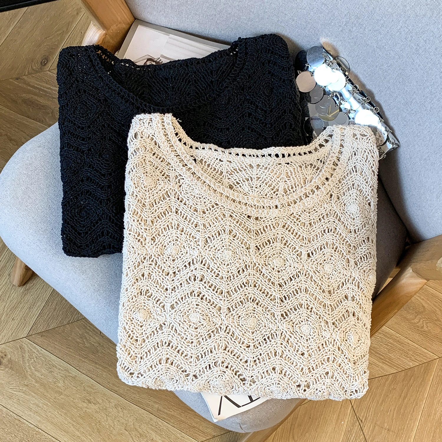 เสื้อถักผู้หญิงลำลองทรงหลวม แขนยาว แต่งลูกไม้ฉลุลาย ผ้าถักเนื้อบางเบา ผสมโพลีเอสเตอร์และผ้าฝ้าย