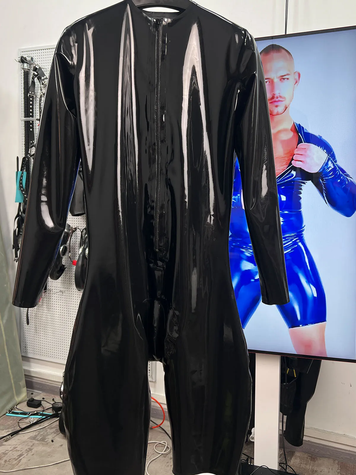 Glänzender Langarm-Jumpsuit mit Rundhalsausschnitt und Vollbedeckung nach Maß