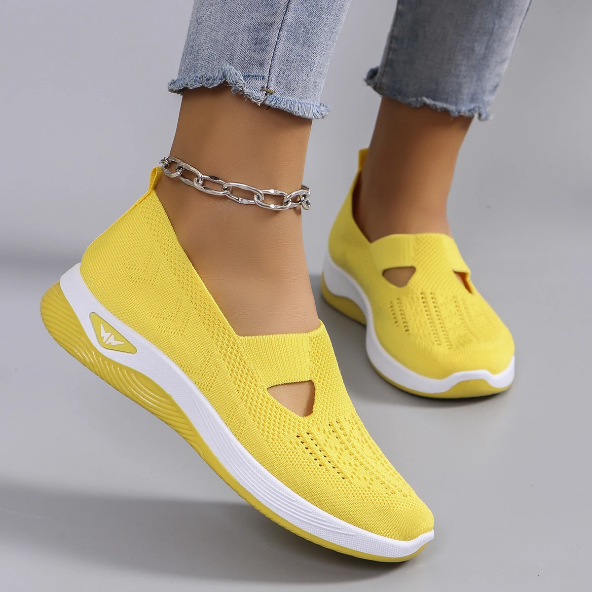 Spring new women\'s sports shoes, fashionable, breathable, lightweight, non-slip, wear-resistant, casual sports shoes, flat shoes