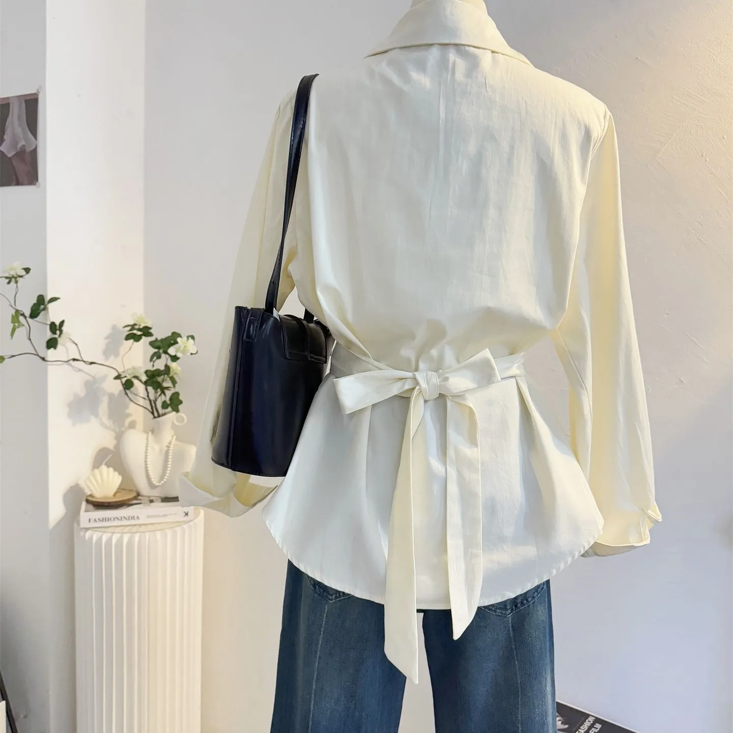 

Весенняя женская блузка с V-образным вырезом, завязками на талии и длинными рукавами, элегантный топ в стиле Лолита из мягкого атласа с эффектом прозрачности.