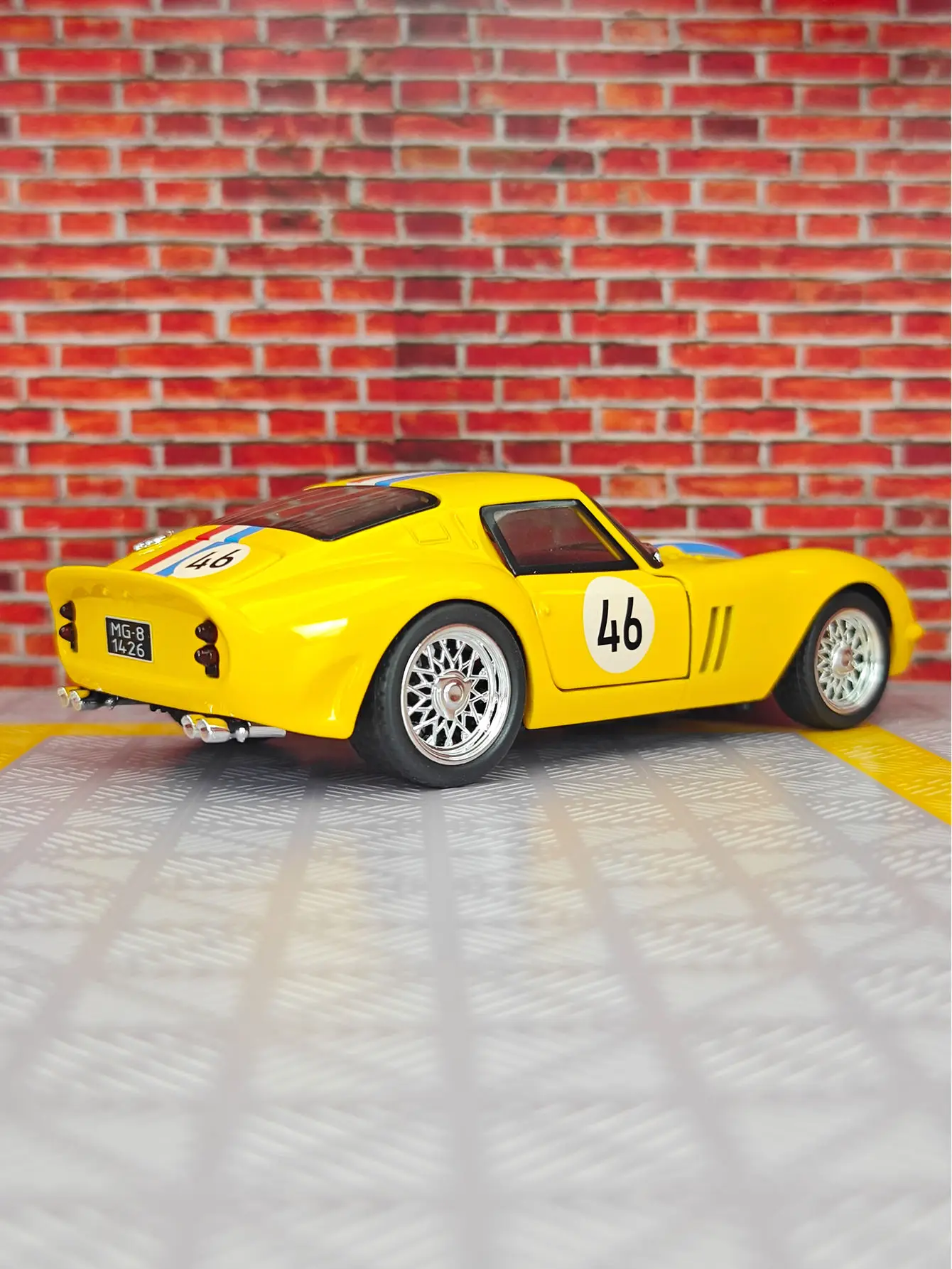 โมเดลรถซูเปอร์คาร์เฟอร์รารี่ 250GTO อัลลอยด์ ขนาด 1:32 ของสะสม ตกแต่งบ้าน ประตูเปิดได้ มีเสียงและไฟ ของขวัญ รายละเอียดสมจริง