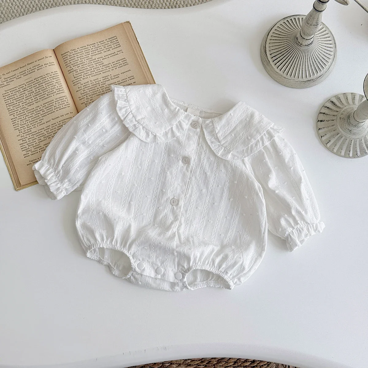 2026 Herbst Neue Frühlings- und Herbstkollektion für Babys: Weiße Polka-Dot-Kleidung mit Puppenkragen-Design aus Reiner Baumwolle, Niedlicher und Süßer Baby-Strampler