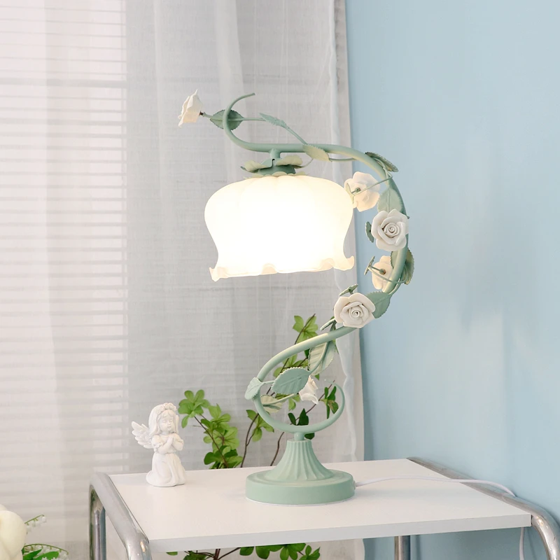 

Internet celebrity girl flower desk lamp American pastoral girl princess wind ins warm romantic creative wedding bedside lamp