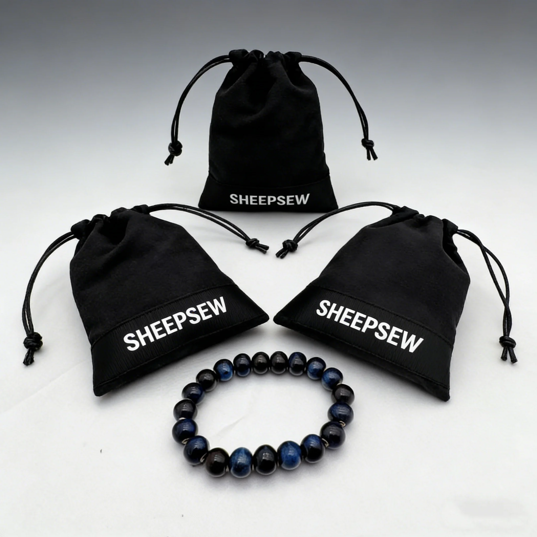 

Классический черный мешочек из микрофибры с бархатным покрытием для украшений: браслетов, часов, ожерелий, а также мягкий бархатный мешочек для флаконов с парфюмом.