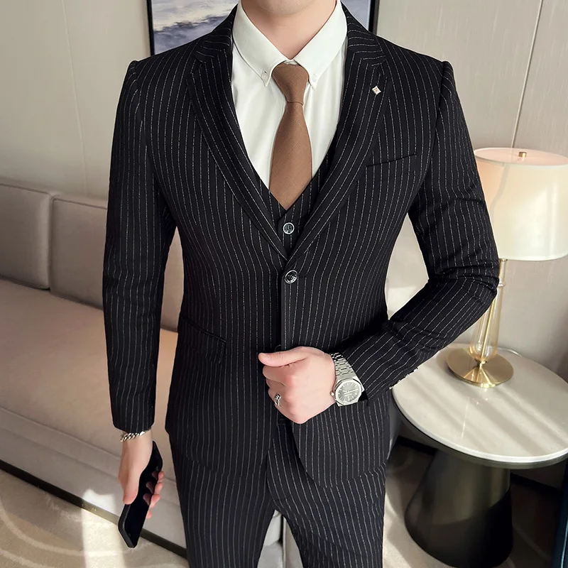.Europe, America and Britain Fashion Men's Suit Three-piece Luxury Business and Leisure Cocktail Party Office Solid Color Suit.