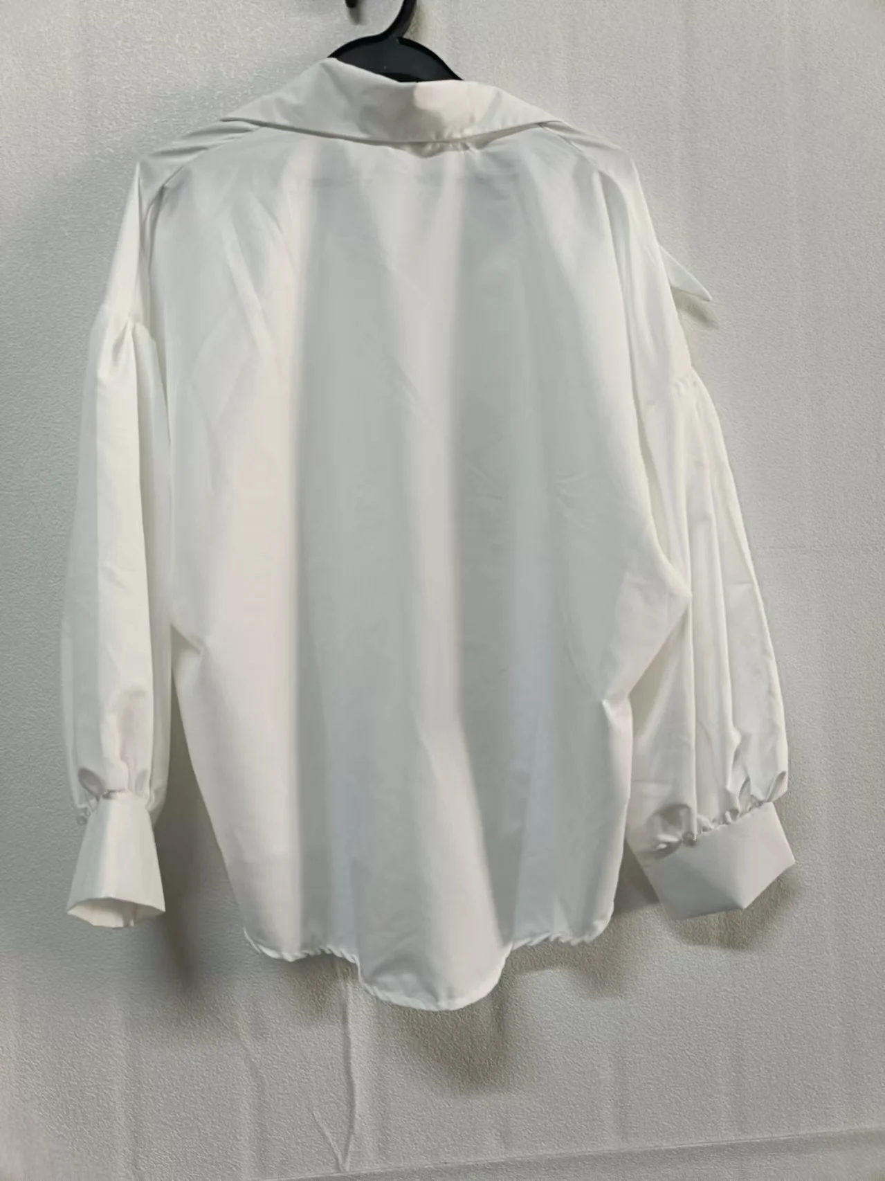 Blusa plisada de manga larga para Mujer, camisa con solapa y hebilla de perlas, color blanco y negro, estilo Y2k, verano, 2024