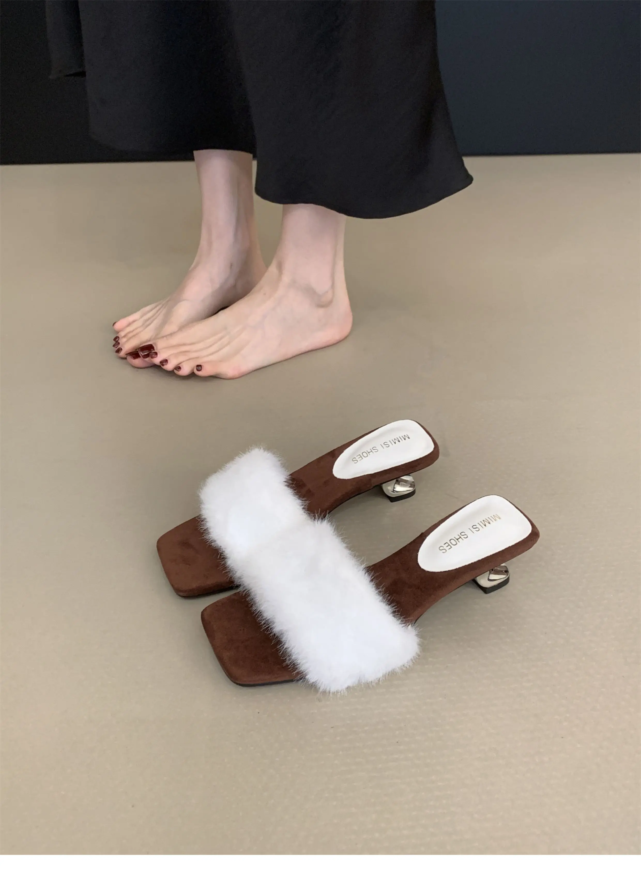 

Белые, черные меховые хлопковые тапочки на одном ремешке для уличной одежды, осень-зима 202, новые французские нечеткие тапочки на танкетке для женщин