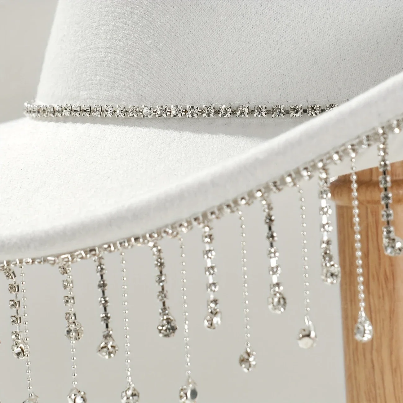 หมวกคาวบอยประดับกลิตเตอร์สีขาว HongLuan สำหรับผู้ใหญ่, หมวกคาวบอยประดับเพชรสำหรับผู้หญิง, อุปกรณ์เสริมคอสเพลย์คาวบอยหญิงและหมวกคาวเกิร์ล