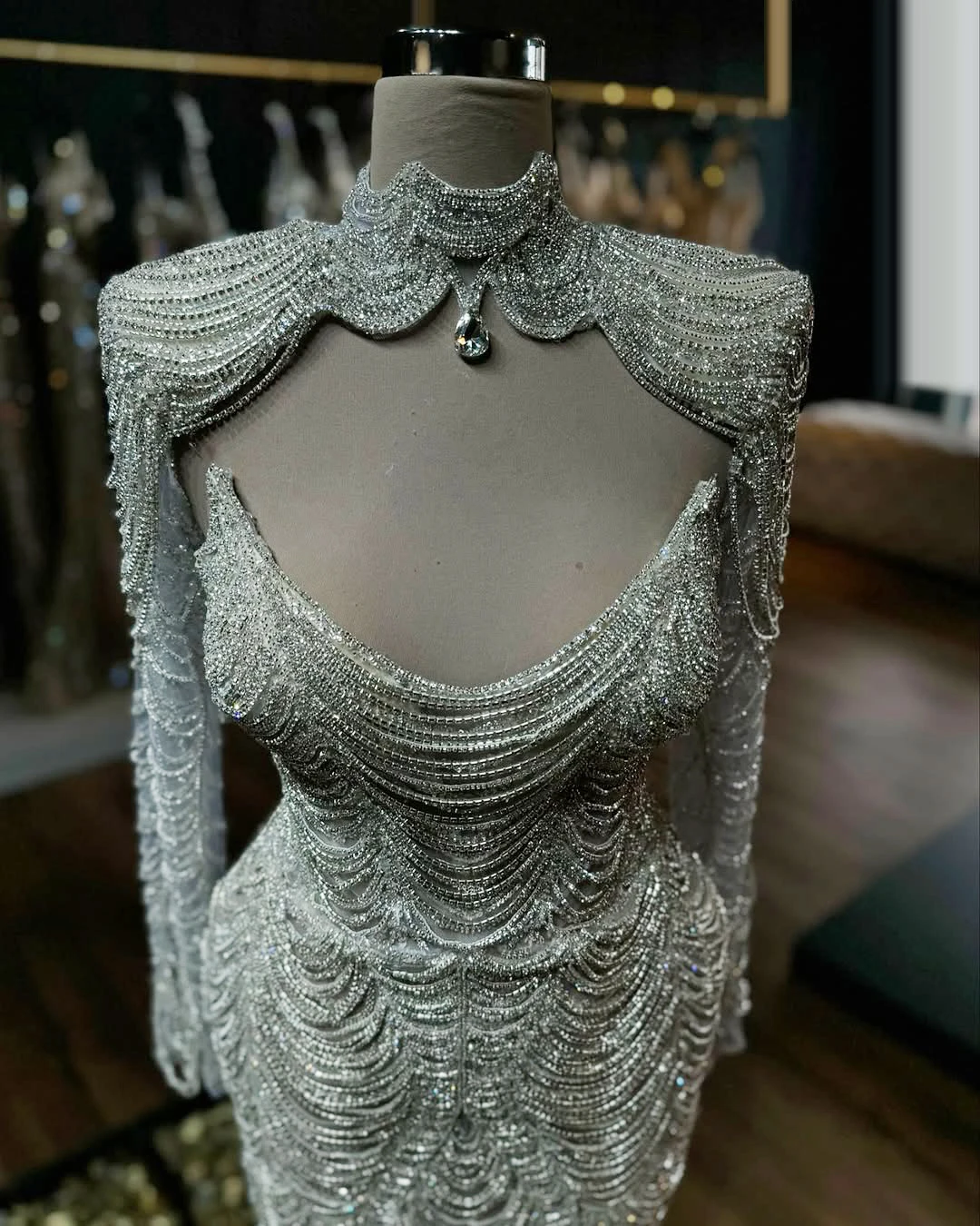 Abito da festa con nappa con perline argento brillante Abito da cocktail da donna con scollo a V 2025 personalizzato in cristallo pieno