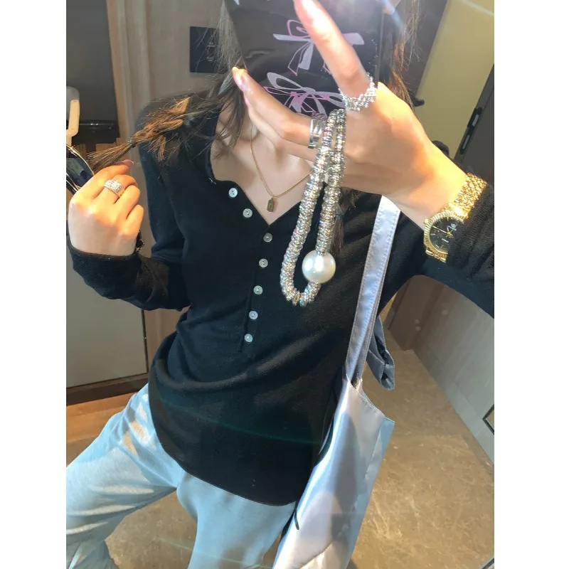 2025 Suéter de punto delgado y delgado con hombros delanteros y media tapeta con botones de moda Europa y América