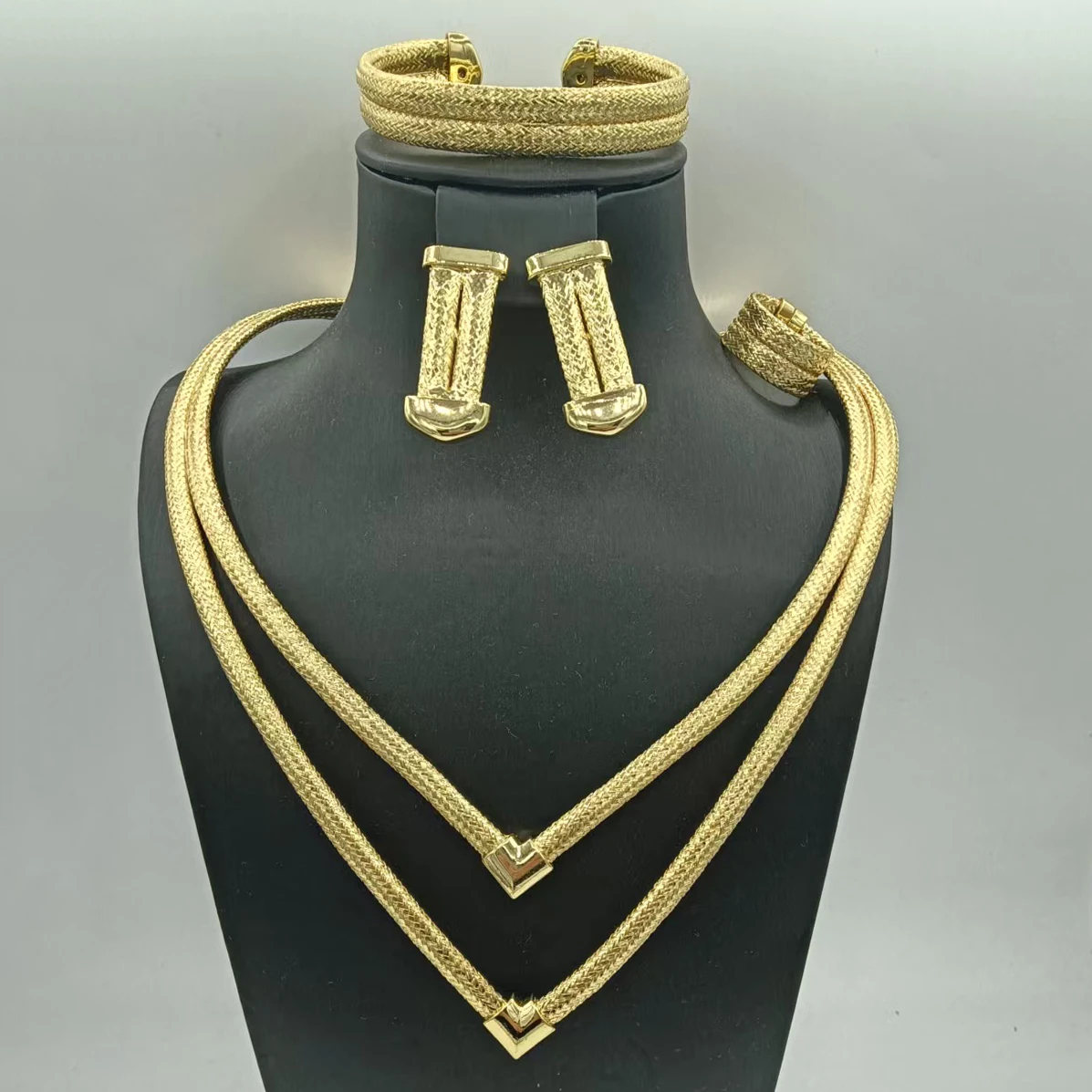conjunto-de-joyas-doradas-al-estilo-de-dubai-compuesto-por-collar-pendientes-pulsera-y-anillo-ideal-para-banquetes-africanos