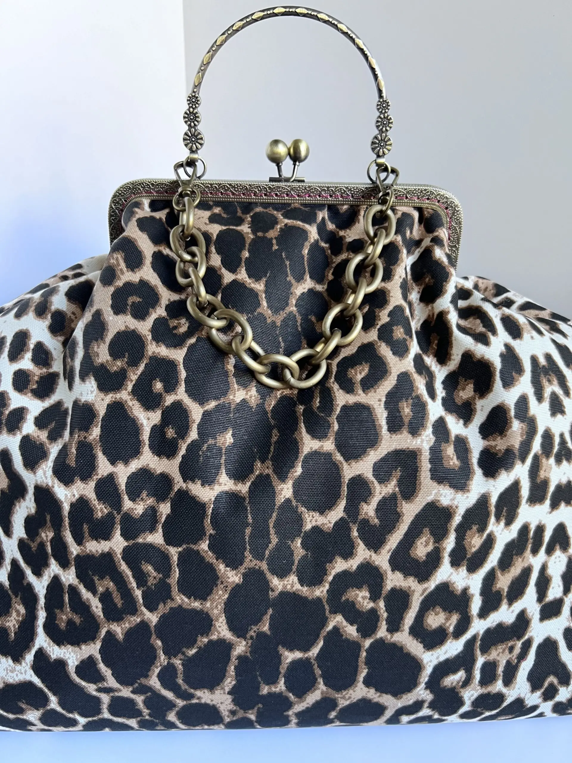 LOST IN VINTAGE Leopard Print Leather Fabric Ball Bronze Kiss-lock Large Purse Clutch with Twisted Chain Metal Frame 50х35х14c