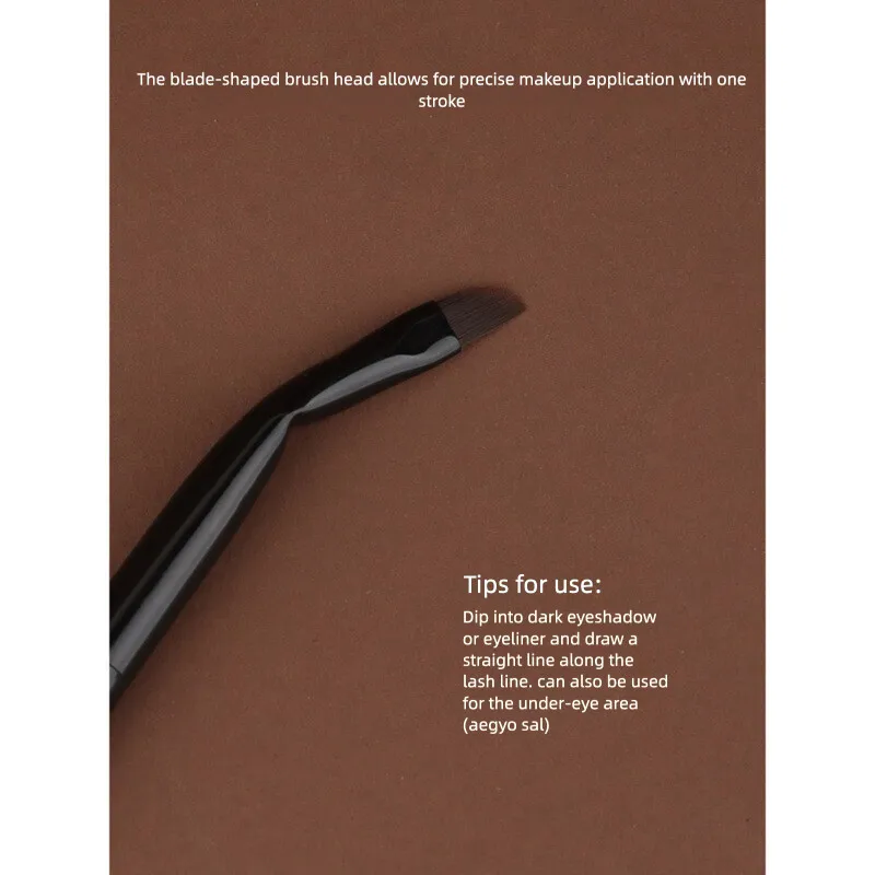 Pennello per eyeliner angolare Moji M230, un pennello per trucco estremamente fine dalla palpebra all'interno. È il pennello per il trucco di un principiante