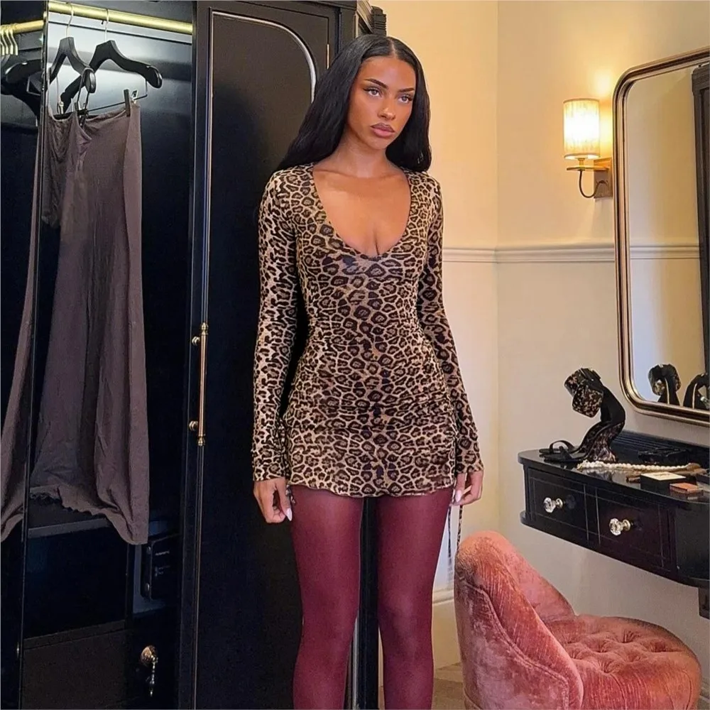 여성을 위한 섹시한 파티 드레스 레오파드 프린트 로우 컷 베스티도 슬림 긴팔 이브닝 드레스 트렌디 바디콘 패키지 힙 엘레강트