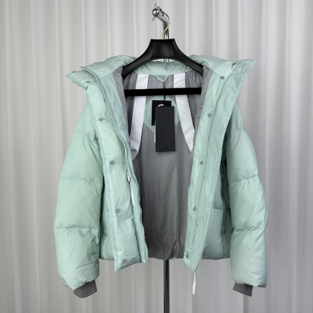 เสื้อแจ็คเก็ตดาวน์แบบลำลอง ดีไซน์หรูหราสำหรับผู้หญิง มีฮู้ดถอดได้ แบรนด์เนม แขนยาว อุ่นสบาย เสื้อโค้ทฤดูหนาว สไตล์ผู้หญิงสุดชิค เสื้อคลุมแฟชั่น 2025