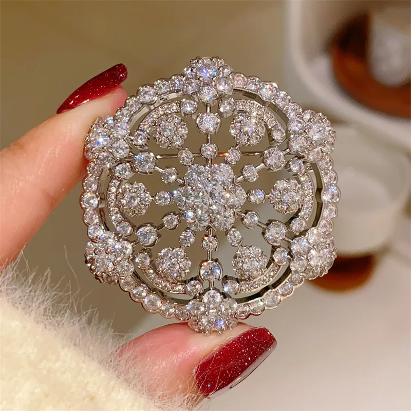 

Sparkle High-grade Christmas Snowflake Brooches Luxury Micro-inlaid Zircon Geometry Flower Corsage Jacket Suit Accessories Pin