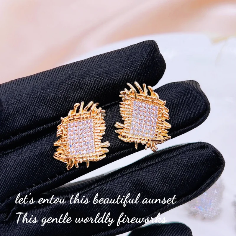 2024 cute Women Earrings Gold Jeweler Entry Lux Special-Interest Design Vintage Temperament Micro Inlaid Full Diamond Metal