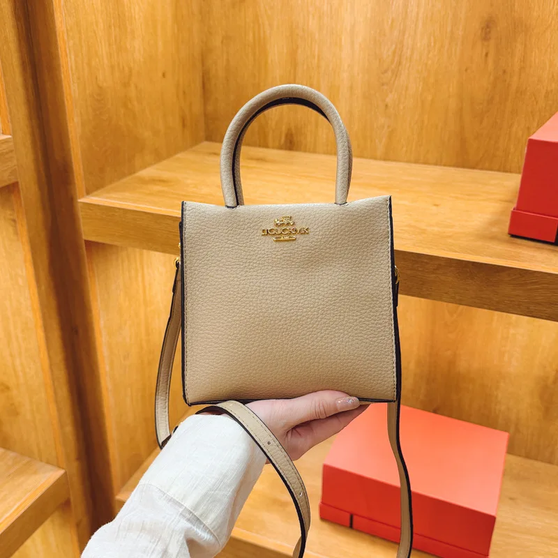 

2025 New Women's Portable Small Square Bag - European American Retro Horse-Drawn Cart Design, Versatile Shoulder/Crossbody Style