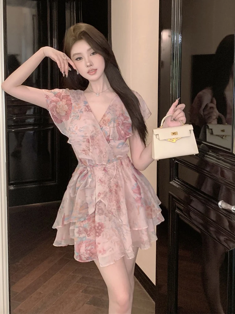 

Платье в корейском стиле с цветочным принтом, приталенное, с коротким рукавом, V-образным вырезом, для города, уличного стиля, свиданий, вечеринок, с юбкой-трапецией