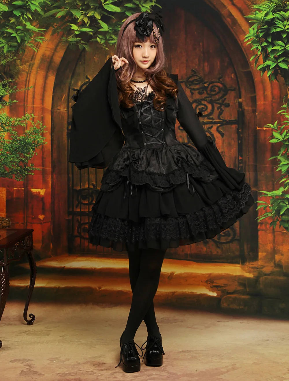 Robe gothique noire Lolita une pièce, manches longues, couches à lacets, garniture en dentelle