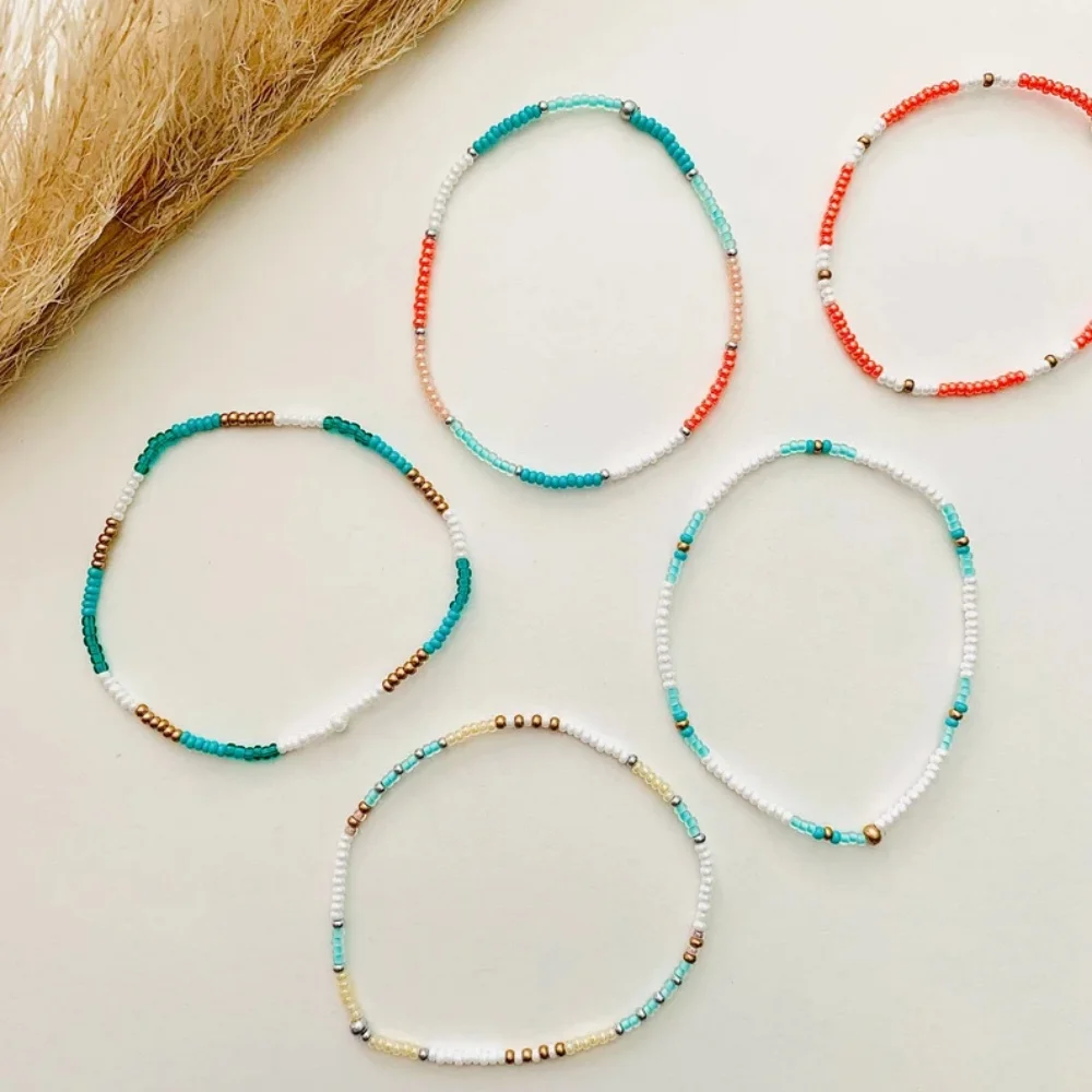 مجموعة أساور خرز البذور الملونة المصنوعة يدويًا مكونة من 15 قطعة للنساء والفتيات، مجوهرات الصداقة المرنة المزخرفة بالخرز إكسسوارات الصيف والشاطئ