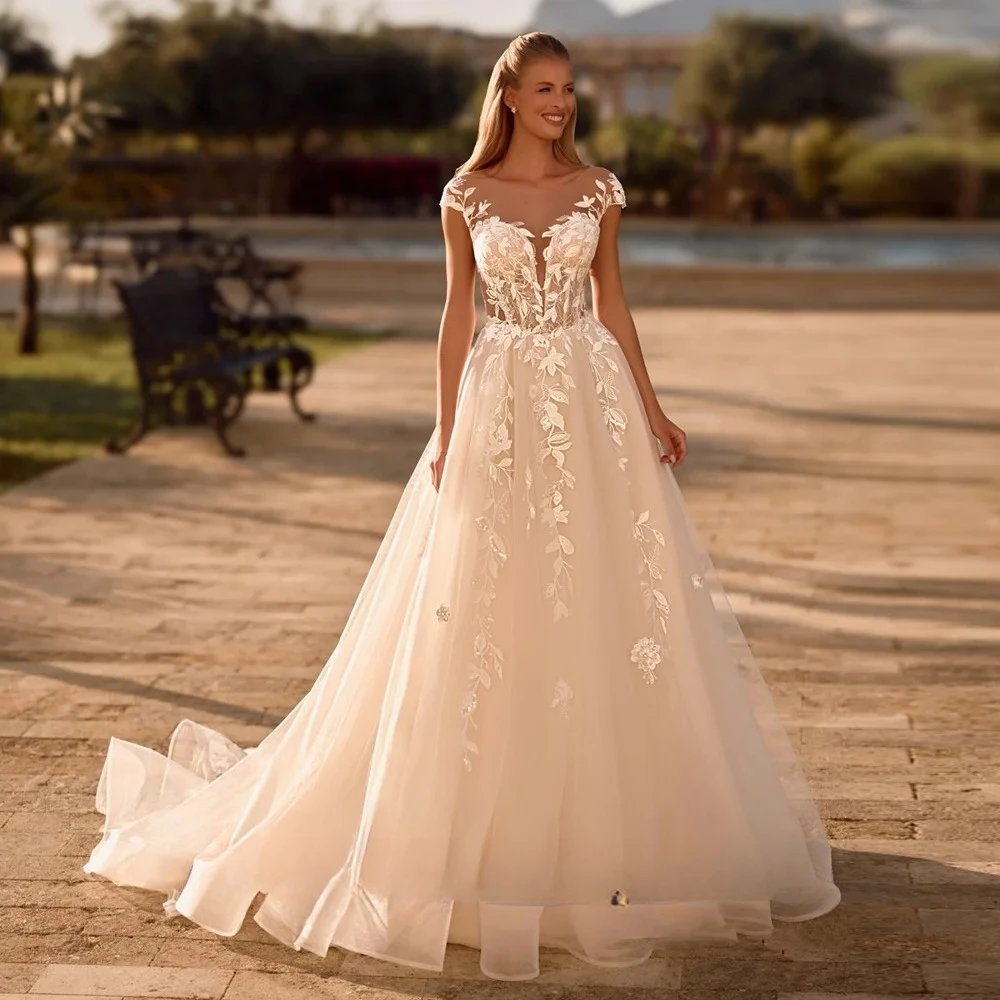 Romantisches Hochzeitskleid nach Maß mit Flügelärmeln, U-Ausschnitt, Pailletten-Applikationen, Schleppe, Reißverschluss hinten und Knöpfen