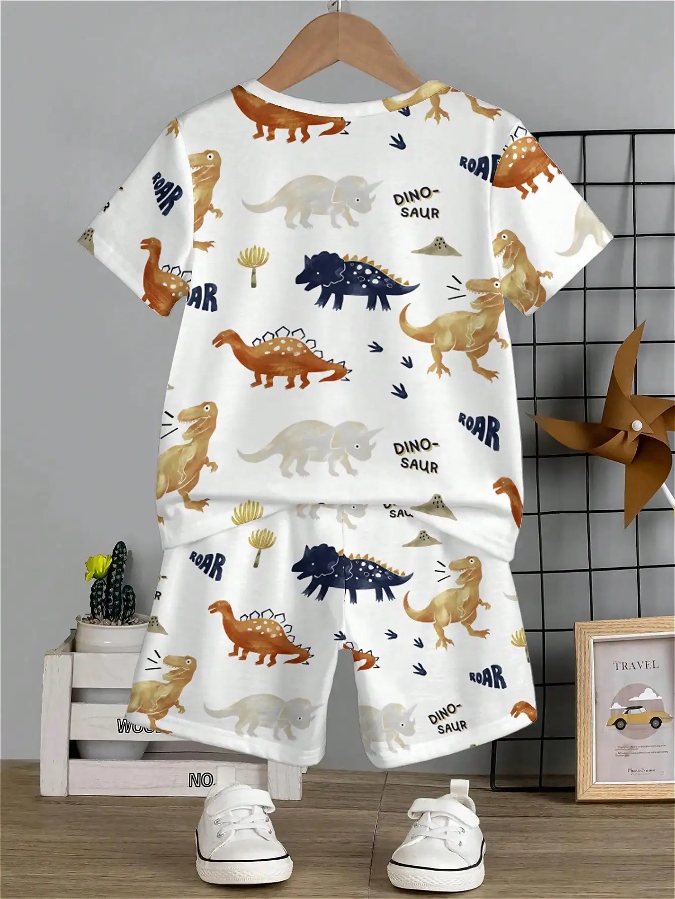 Stylish Little Boy Casual Minimalist Dinosaur Print Short Sleeve T-shirt and Shorts Two-piece Set for Summer