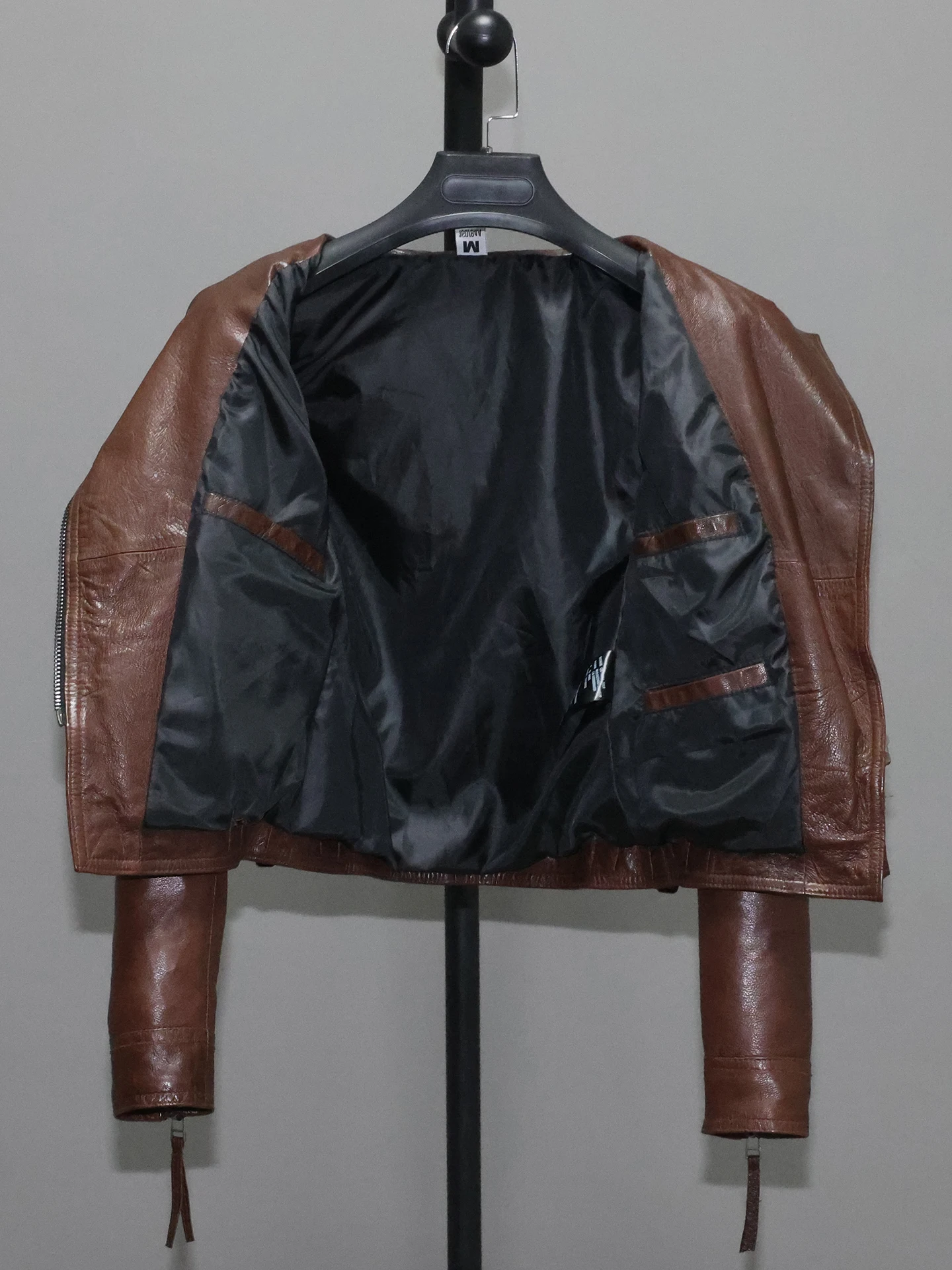 Damska kurtka motocyklowa ze skóry koziej licowej, krótka, dopasowana, retro, postarzana, miękka, plus size.