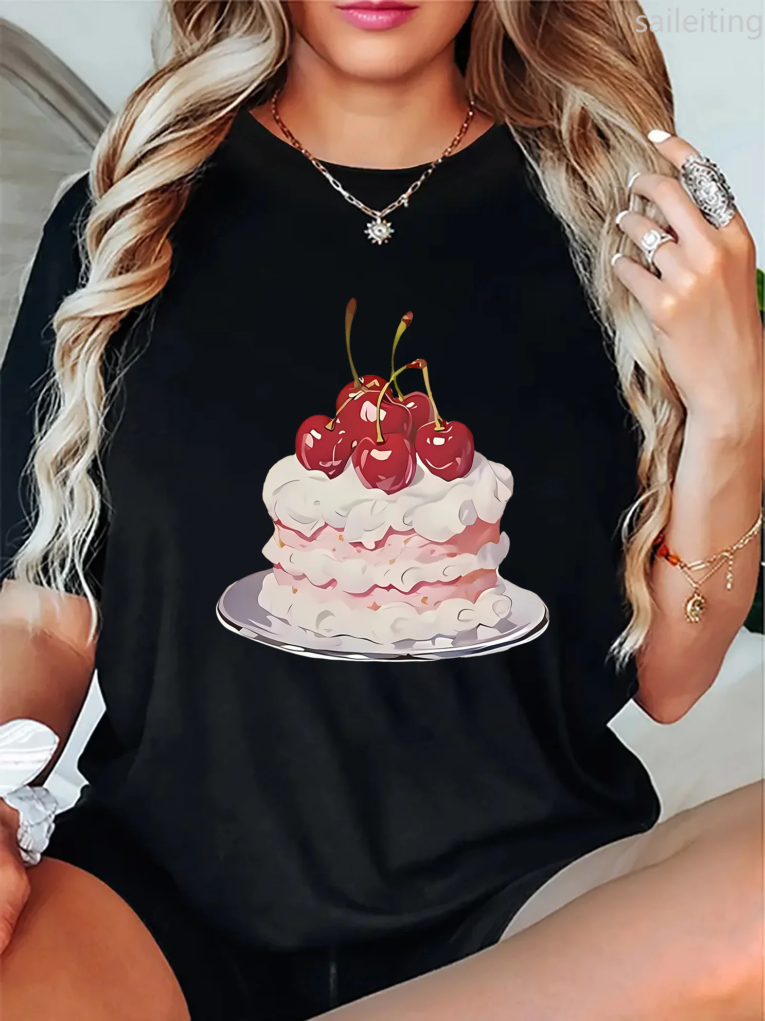 เสื้อผ้าไซส์ใหญ่สำหรับผู้หญิง สไตล์ฮาราจูกุ แขนสั้น ลายเค้กเชอร์รี่ คอกลม แขนสั้นลำลอง สไตล์สปอร์ต คอกลมแขนสั้น