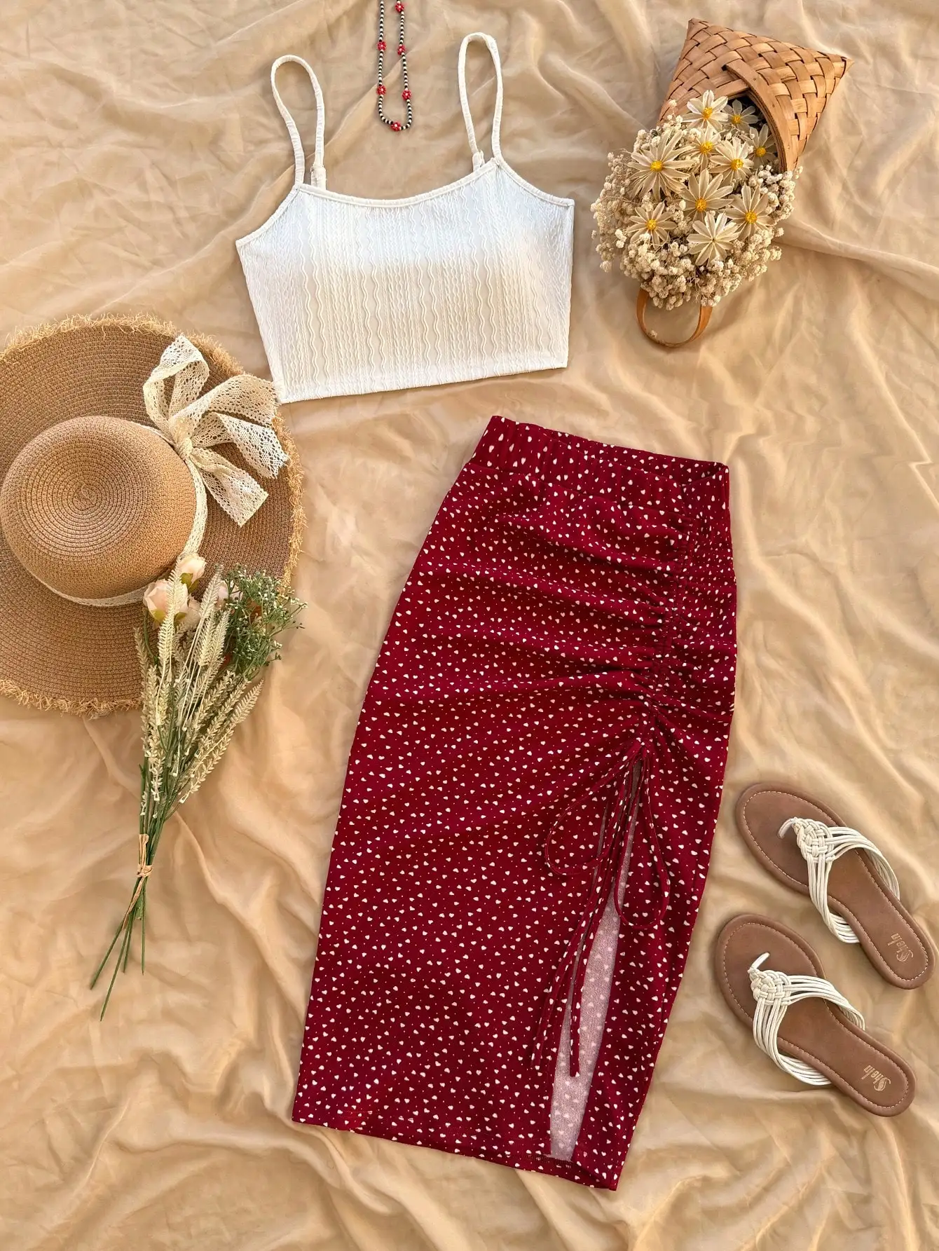 

Комплект из 2 предметов: женский топ-камизоль винного цвета с текстурой и юбка с разрезом и принтом в виде сердец для праздничного повседневного образа