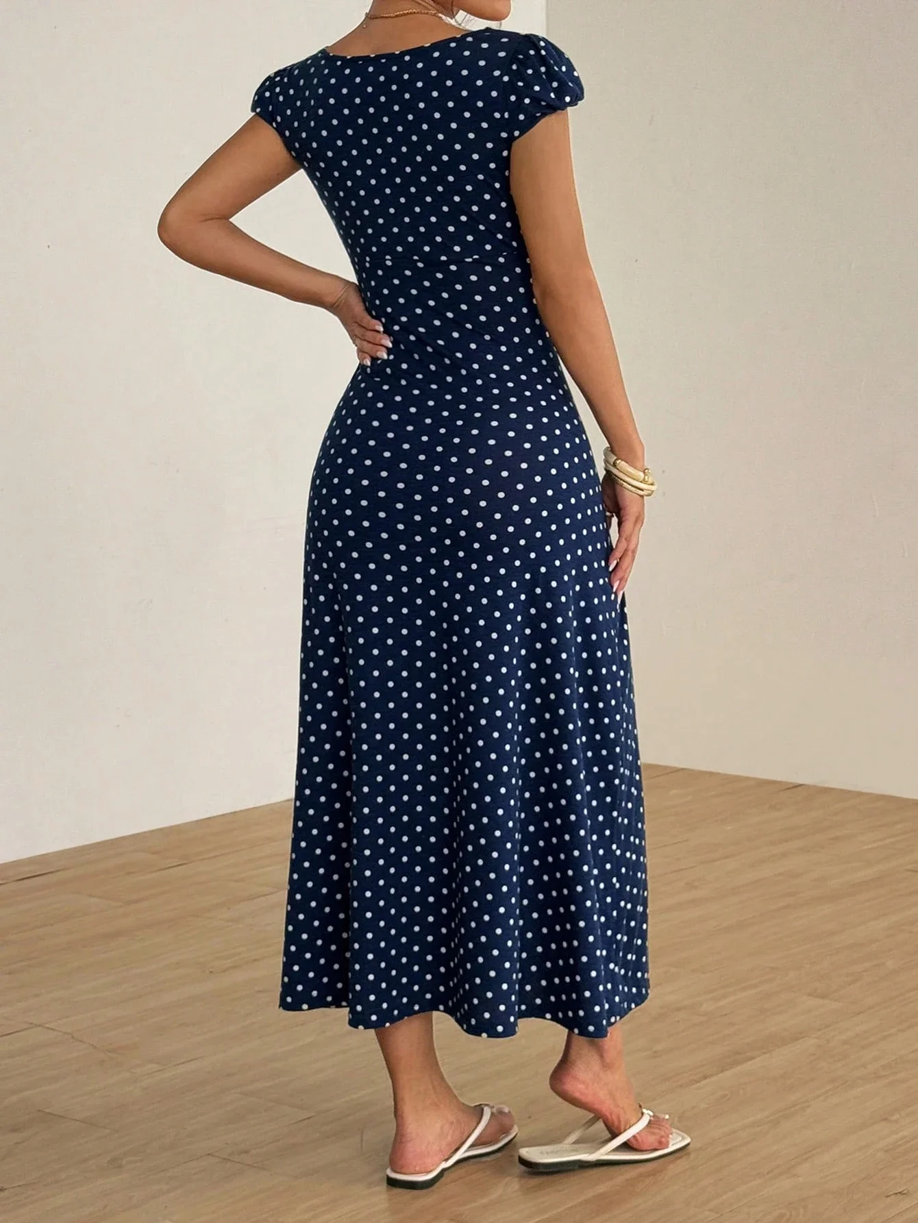 

Темно-синее платье миди А-силуэта с кружевной отделкой в горошек и пышными рукавами