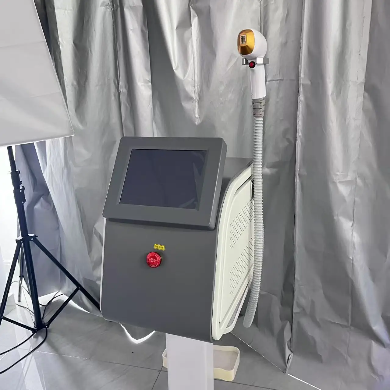 Professionelle 808 nm Diodenlaser-Haarentfernungsmaschine Hautverjüngung Epilierer Ausrüstung Drei Wellenlängen Eis Platin Gerät