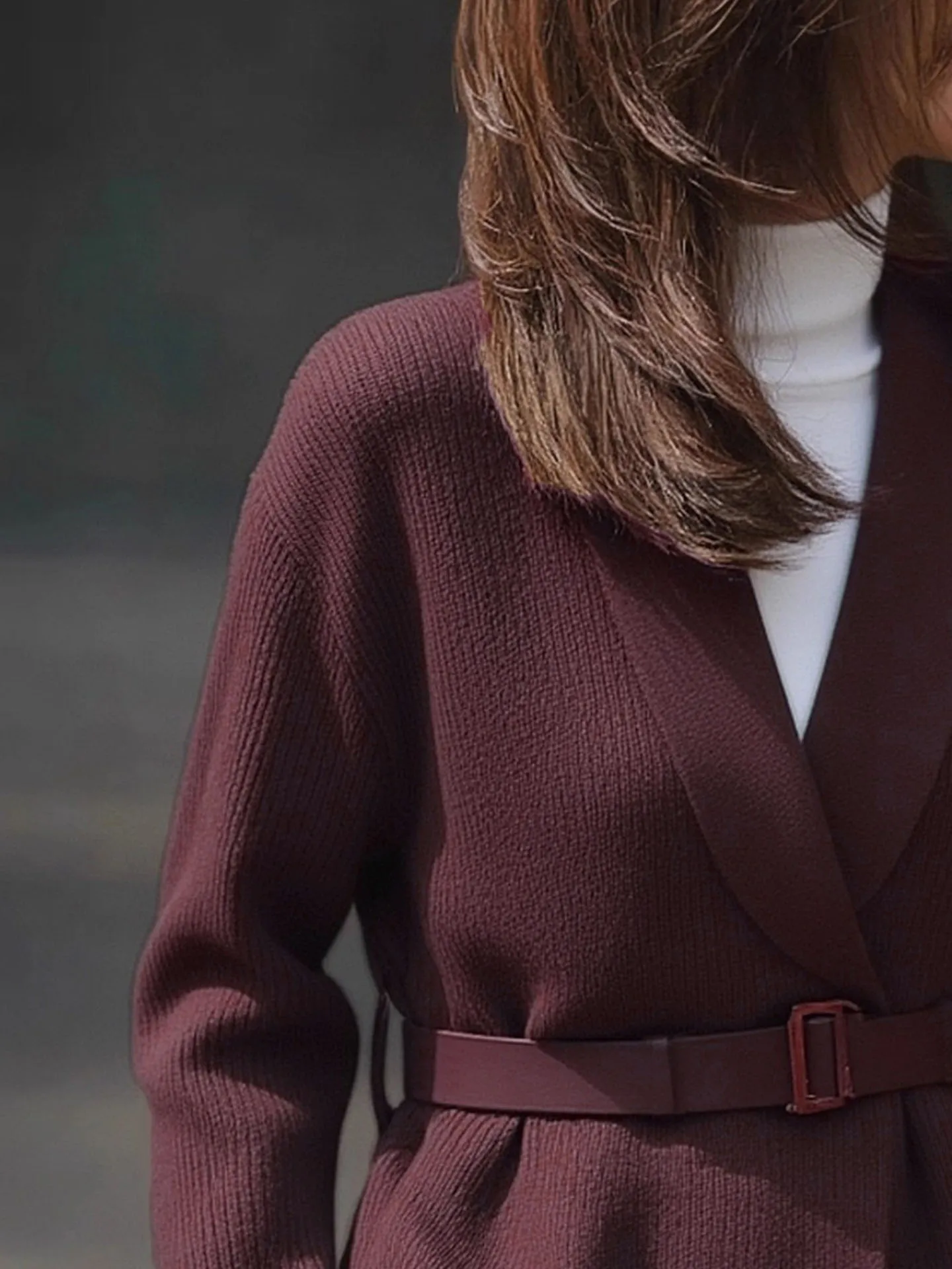 Veste tricotée violet raisin taille courte pour femme, haut de tempérament non-collision, niche haut de gamme, nouvelle collection automne 2025