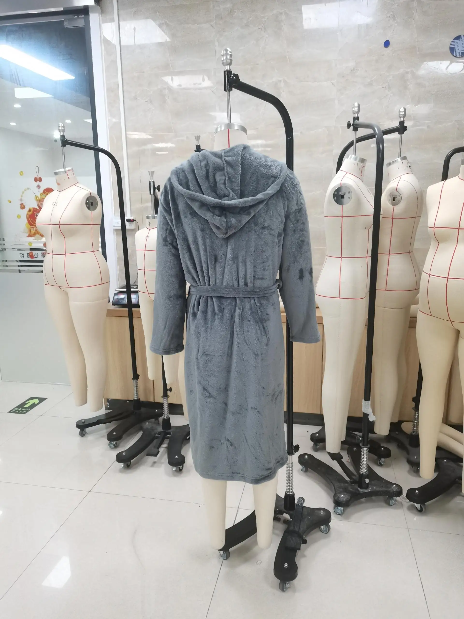 2026 معطف شتوي رجالي أفخم الصوف مقنعين رداء الذكور موضة لينة الدافئة طويلة البشكير مع جيوب ، دافئ سبا دش الجلباب