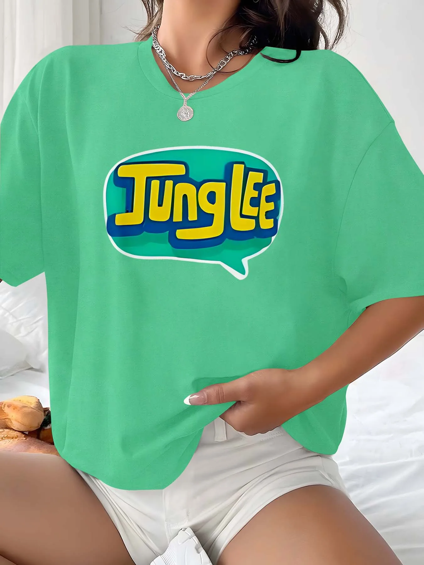 

Наряд в стиле джунглей больших размеров, изготовленный для законодателей тенденции, показывает смешать дикую энергию в изысканном стиле