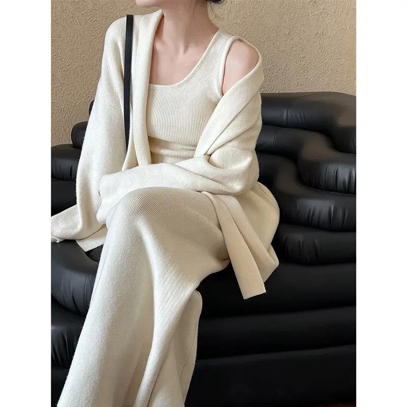 مجموعة سترة محبوكة فرنسية جديدة وبسيطة وراقية لخريف 2025 تتميز بثلاث أنماط جديدة: سترة وسترة و