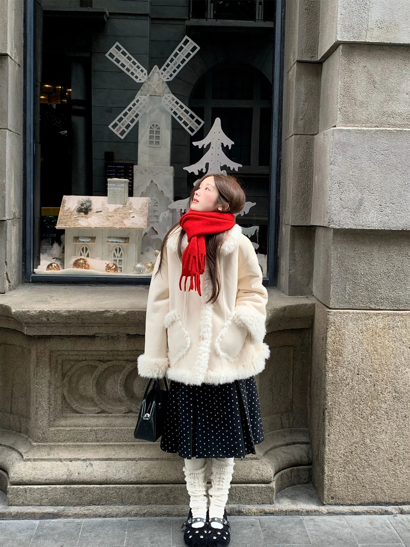 เสื้อแจ็คเก็ตหนังกลับสองด้านแบบหนาสำหรับฤดูหนาว เสื้อโค้ทลำลองแขนยาวสำหรับผู้หญิง ให้ความอบอุ่น พร้อมขนเฟอร์ด้านนอก