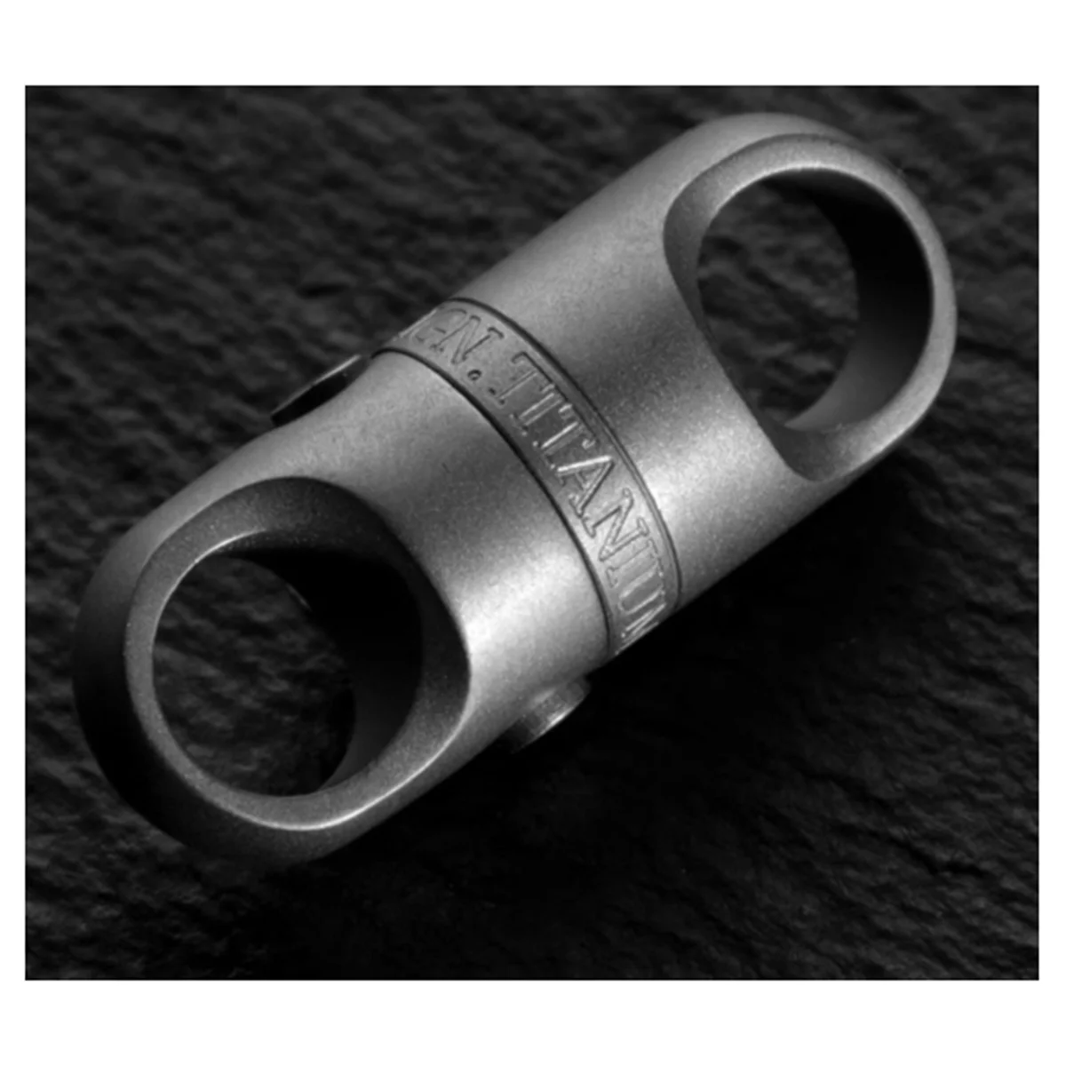 L67A プロチタン合金磁気吸引車のキーホルダーキーリング男性は 360 度回転することができます °   クイックリリースキーホルダープッシュプルバックル