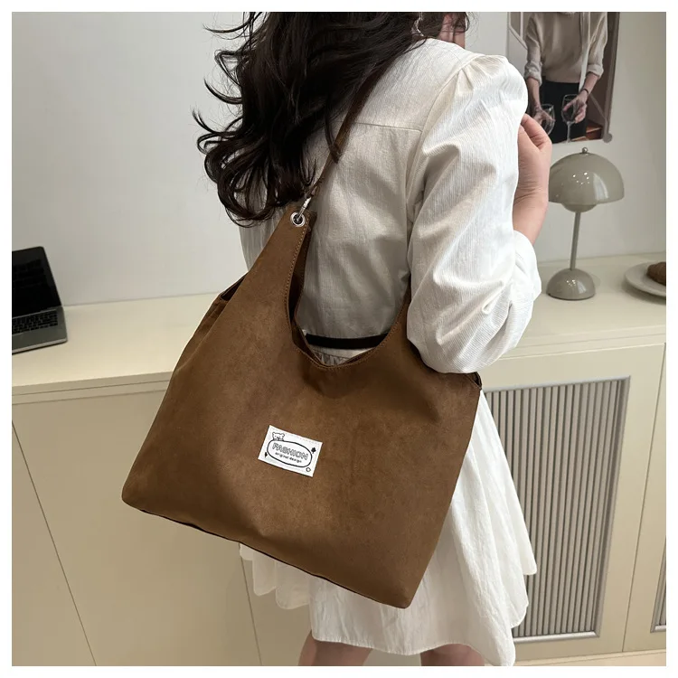 

Новинка осени и зимы 2025 года, модная и модная сумка через плечо, нишевый дизайн для женской сумки-тоут, оптовая цена