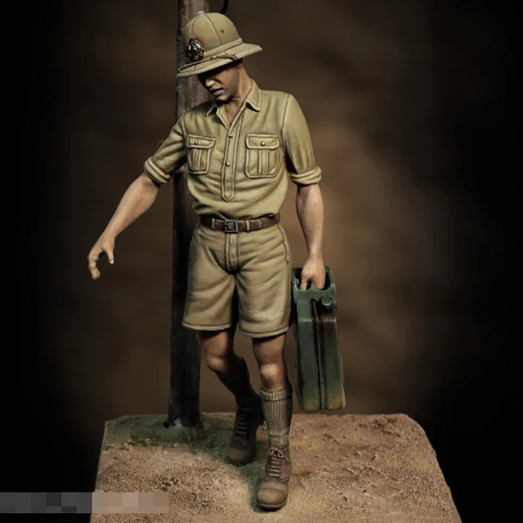 1/35 Resin Model figure GK Soldier ITALIAN SOLDIER WITH JERRY CAN Military theme of WWII Unassembled and unpainted kit