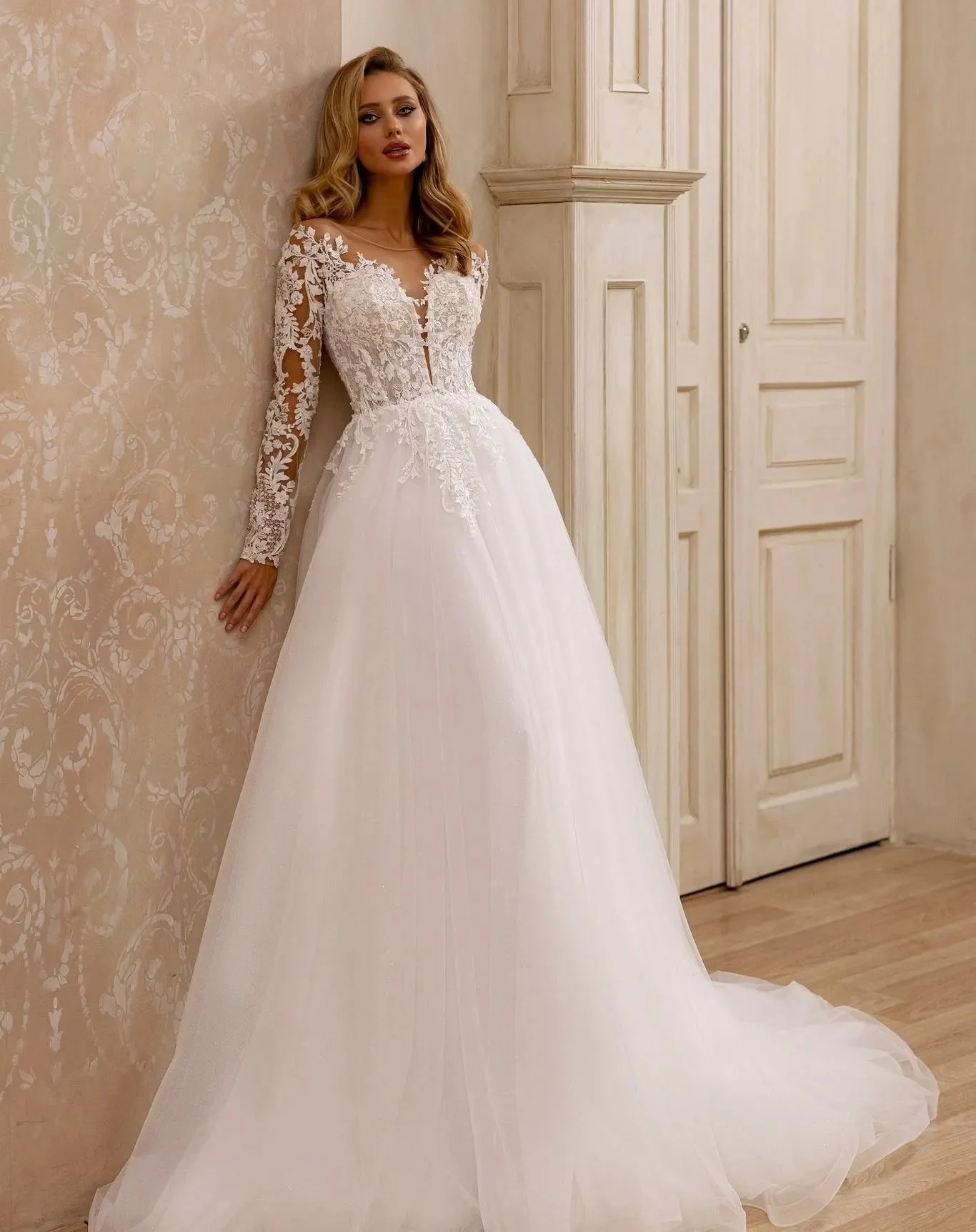 ที่กําหนดเองแขนยาวชุดแต่งงานTulleสายลูกไม้Appliqued Beachชุดเจ้าสาวง่ายVestidos De Novia