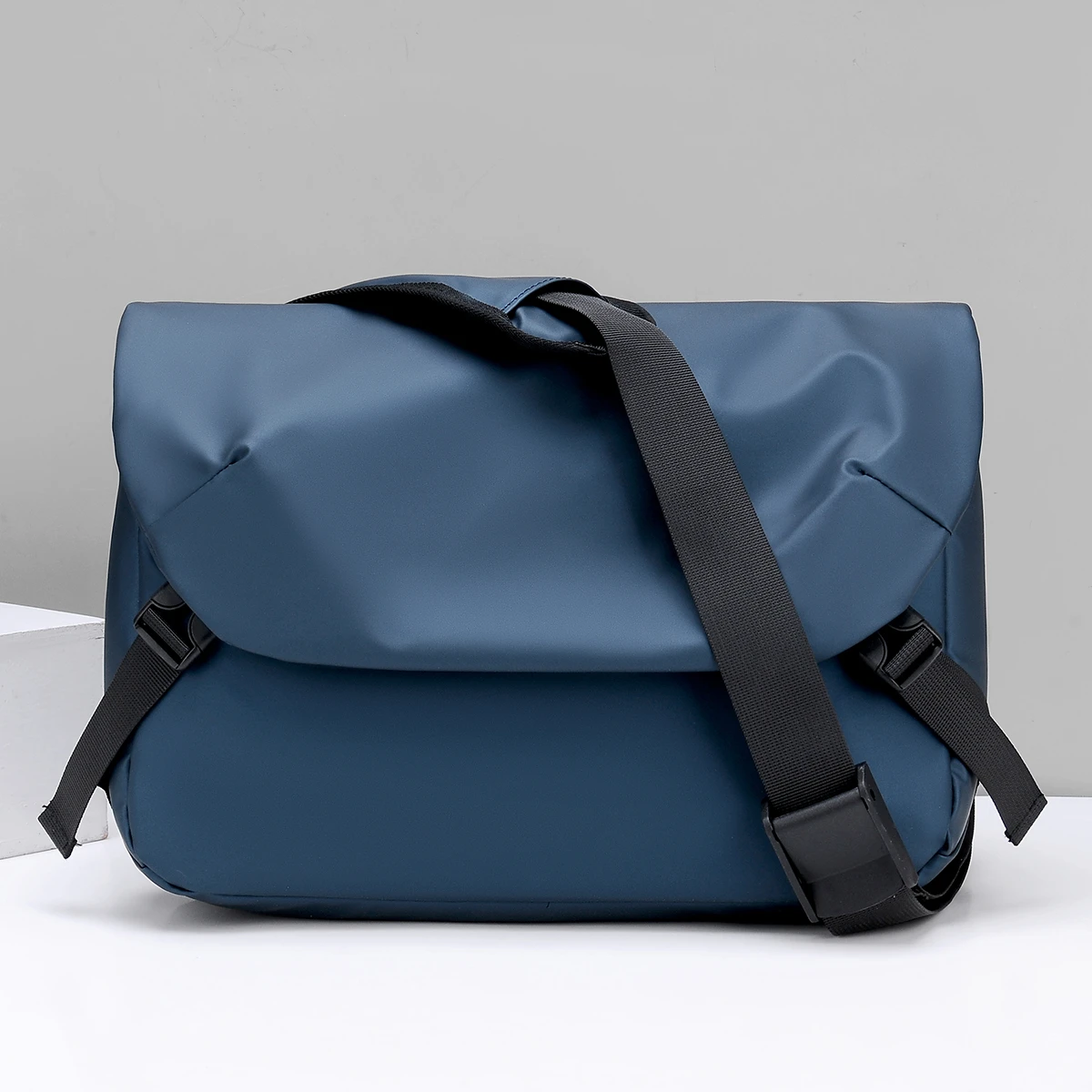 

men's Waterproof Messenger Bag Men's Single-shoulder Crossbody Bag Fits 9.7-inch Ipad Men's Commuter Shoulder Bag