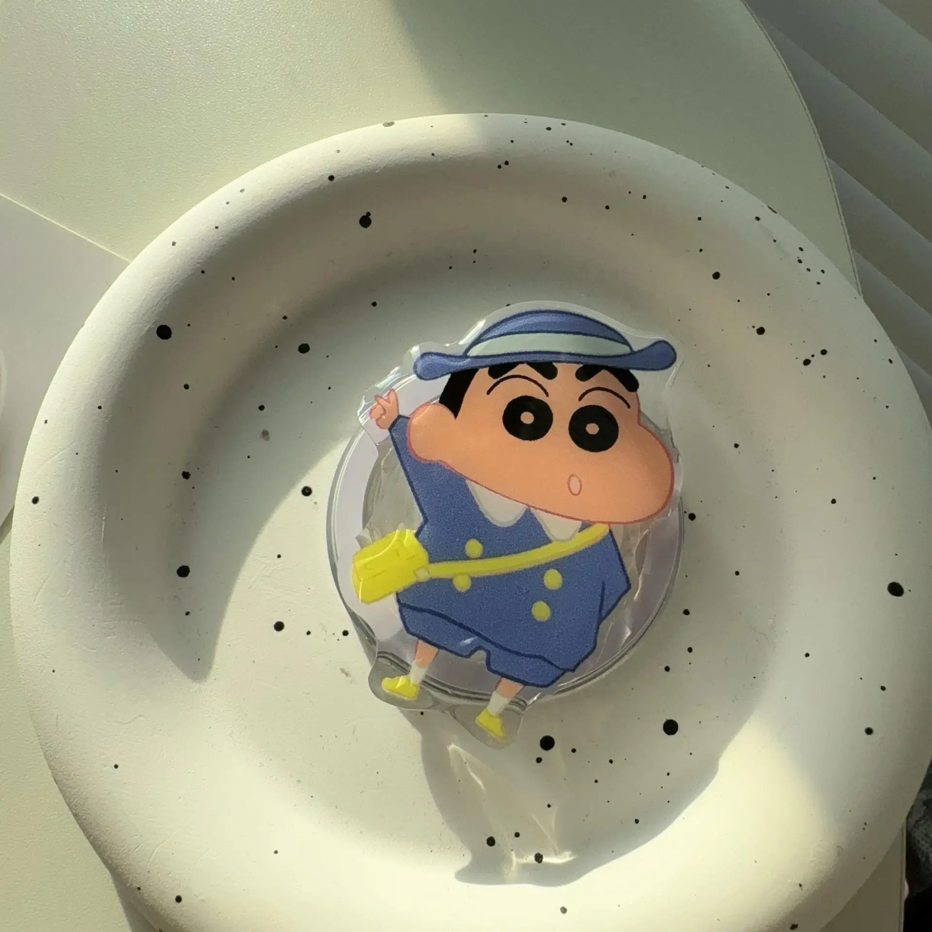 حامل هاتف Kawaii Crayon Shinchan MagSafe حامل أنيمي مغناطيسي لهاتف IPhone 15/16 Pro حامل سطح المكتب كسول كرتوني لطيف (2024)